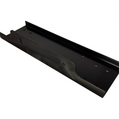 Suporte metálico preto retangular com furos