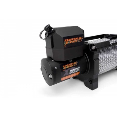 Guincho elétrico preto com cabo metálico prateado e etiquetas laranja e branco