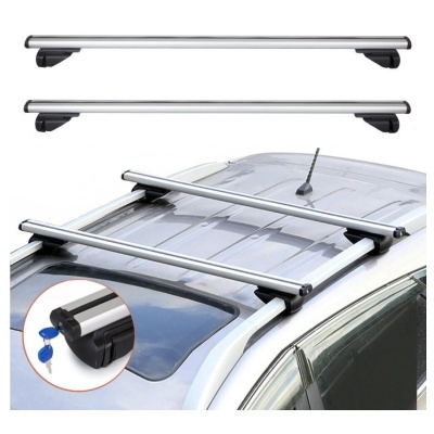 Conjunto de barras de tejadilho prateadas com suporte preto e fechadura, montadas num carro prateado.