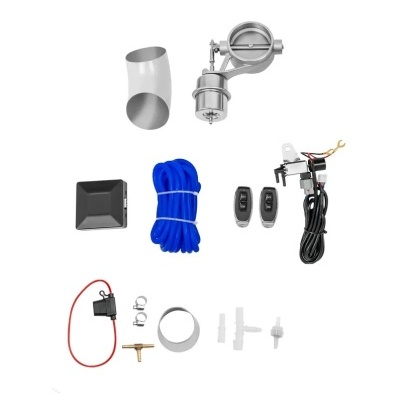 Conjunto de acessórios automotivos diversos sobre fundo branco