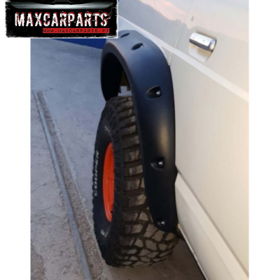 Veículo branco com alargador de guarda-lamas preto e roda off-road com jante laranja, logótipo MAXCARPARTS no canto