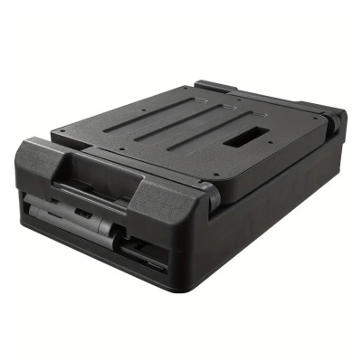 Caixa plástica preta retangular com pega integrada e tampa com ranhuras