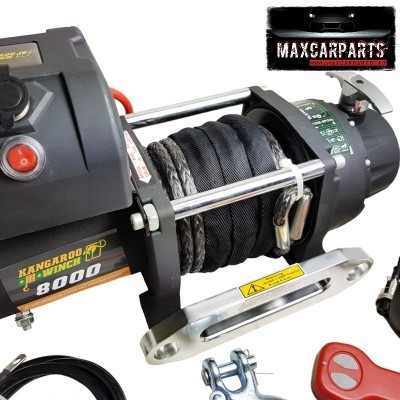 Cabrestante elétrico preto com cabo de aço e acessórios em fundo branco