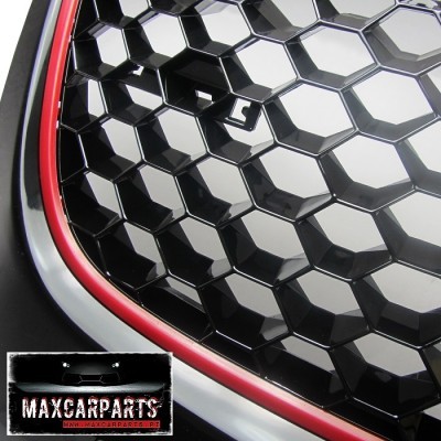 Grelha dianteira preta brilhante com borda vermelha e moldura cromada
