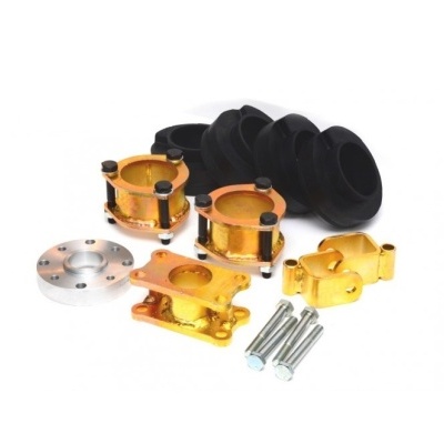 Conjunto de peças metálicas douradas e anéis de borracha pretos sobre fundo branco