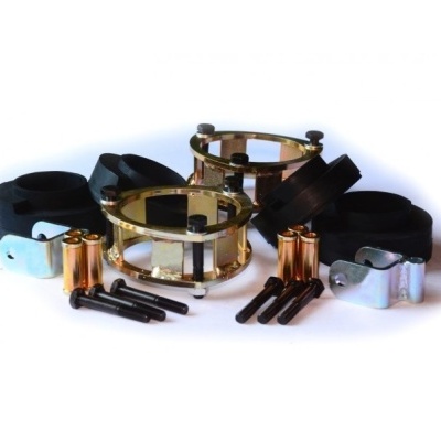 Acessórios metálicos e borrachas pretas para fixação em fundo branco