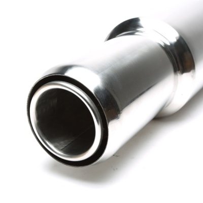 Tubo metálico cilíndrico prateado polido sobre fundo branco