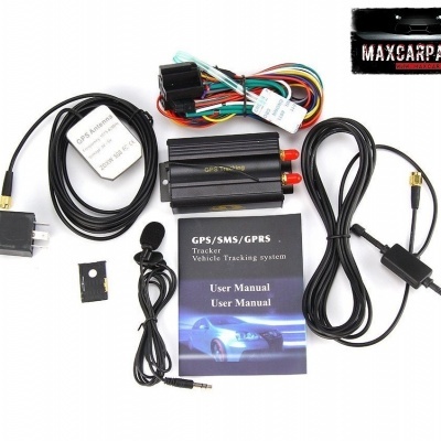 Kit de rastreador veicular com componentes, manual e cabos sobre fundo branco