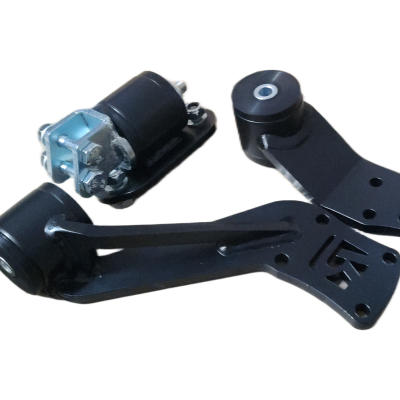 Peças metálicas e borrachas pretas com componentes mecânicos em fundo branco