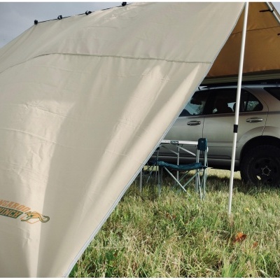 Tenda de campismo bege ao lado de carro SUV branco na relva com cadeira de campismo azul