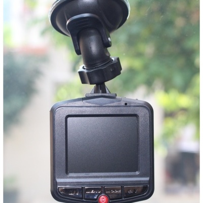 Câmara de carro preta com suporte de ventosa montada na janela