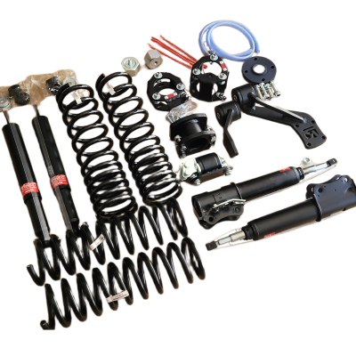 Conjunto de peças automóveis incluindo molas helicoidais, amortecedores, cabos e suportes diversos em preto e prateado.