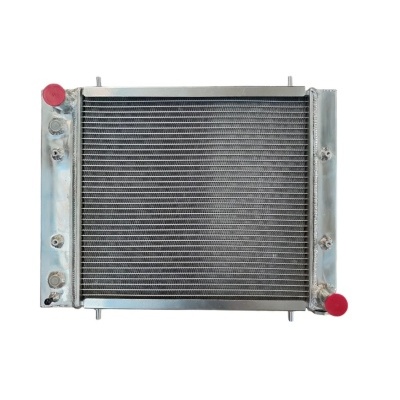 Radiador de automóvel metálico com tampas vermelhas e grelha horizontal.