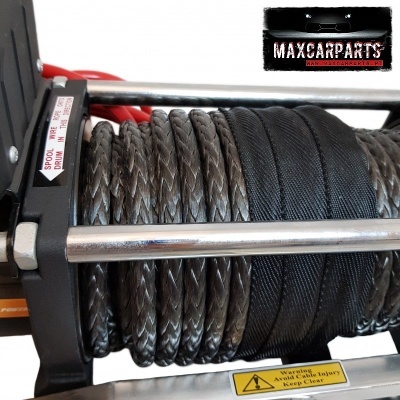 Carretel de cabo de aço trançado com proteção preta e estrutura metálica prateada e preta com selo de advertência