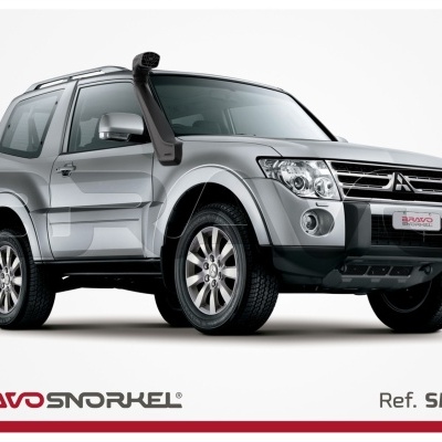 SUV prateado com snorkel e texto Bravo Snorkel SMM8 em fundo branco