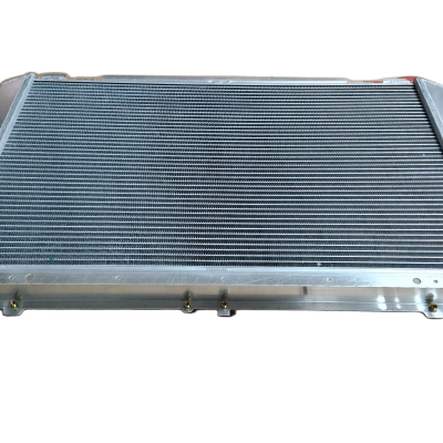 Radiador automóvel de metal com grelha fina horizontal e tampa com etiqueta amarela e preta