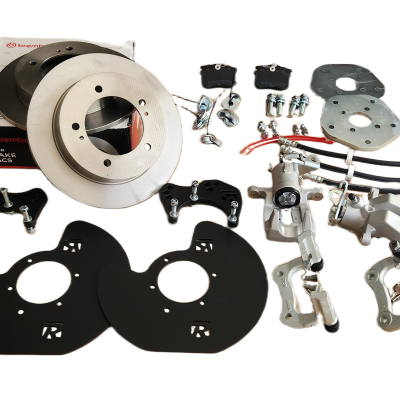 Conjunto de peças automóveis com discos e componentes de travão Brembo