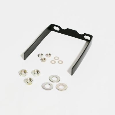 Conjunto de suporte preto em forma de U com parafusos, porcas e arruelas metálicas