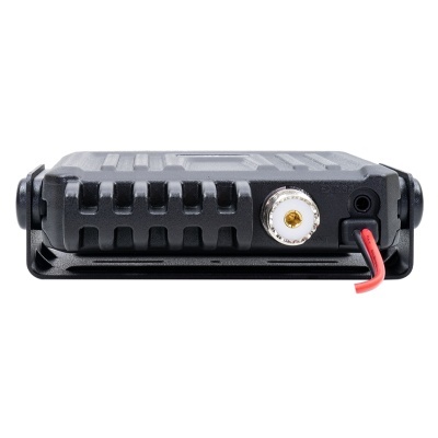 Dispositivo eletrônico preto com conector metálico dourado e cabos negro e vermelho