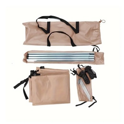 Conjunto de campismo com saco, barras metálicas e cordas em fundo branco