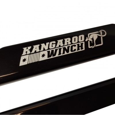 Barra de guincho preta com texto branco KANGAROO WINCH e logótipo de canguru