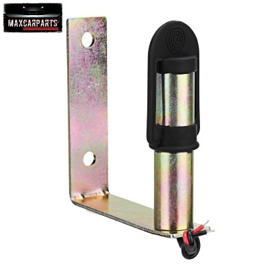 Peça metálica prateada com borracha preta e cabos expostos, com fundo branco