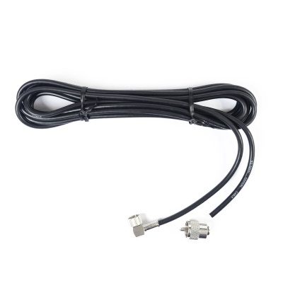 Cabo coaxial preto com conetores metálicos e texto impresso RG-58AU COAXIAL CABLE