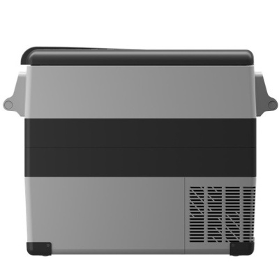 Frigorífico portátil cinza com tampo preto e detalhe de grelha.