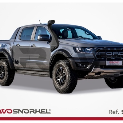 Pickup Ford cinza escuro com snorkel preto, pneus todo-o-terreno e decalques. Texto BRAVO SNORKEL Ref. SFRT