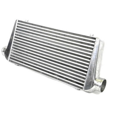 Intercooler metálico prateado com tubos nas extremidades em fundo branco