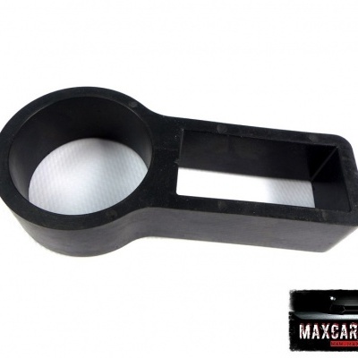 Peça plástica preta com orifício circular e abertura retangular.