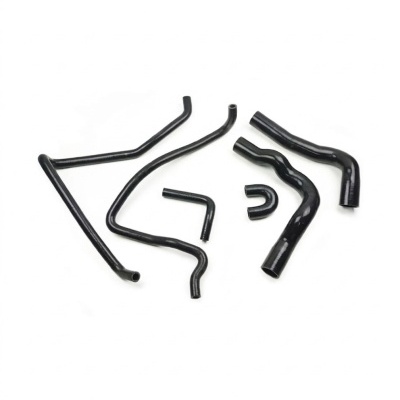 Conjunto de tubos de silicone pretos variados sobre fundo branco
