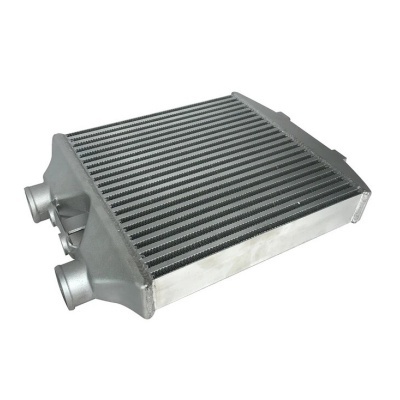 Intercooler metálico cinzento para automóvel com aletas paralelas