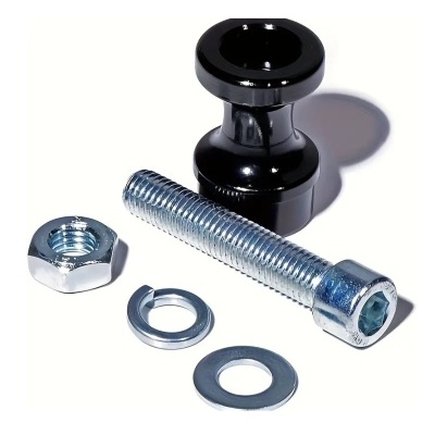 Conjunto de peças metálicas e uma peça preta cilíndrica sobre fundo branco