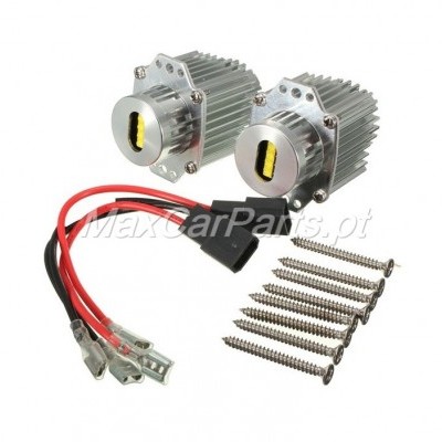 Conjunto de módulos metálicos prateados com cabos e parafusos