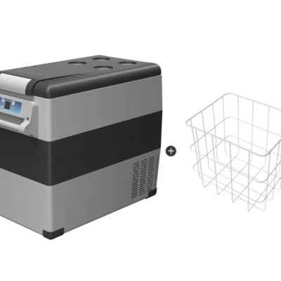 Frigorífico portátil cinzento e preto com ecrã digital, e cesta metálica branca