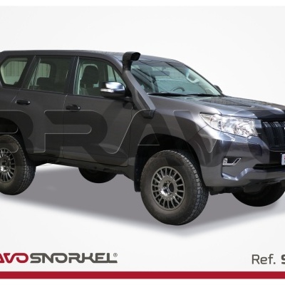 SUV preto com snorkel e pneus todo-o-terreno em fundo branco