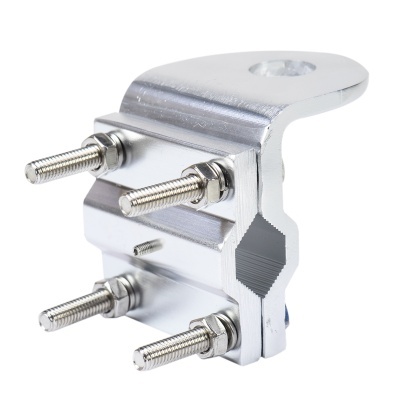 Suporte metálico prateado com parafusos em fundo branco