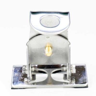 Suporte metálico prateado com placa base retangular e parafuso dourado