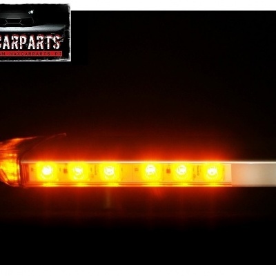 Lâmpada LED âmbar com sete LEDs numa barra branca, luz ligada, logotipo MAXCARPARTS no canto superior esquerdo