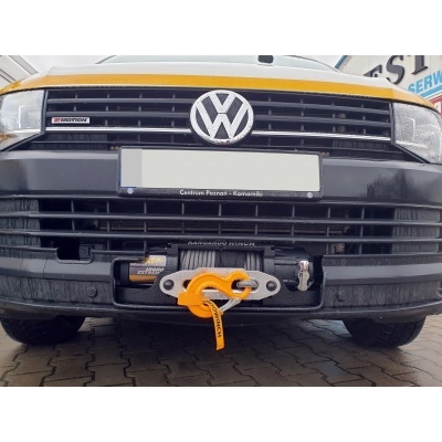 Veículo Volkswagen branco com faixa amarela e gancho de reboque laranja frontal