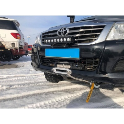 Frontal de veículo Toyota preto com barra LED e guincho na neve