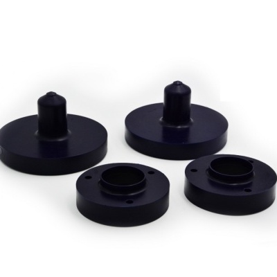 Quatro bases redondas pretas de plástico com pinos cilíndricos