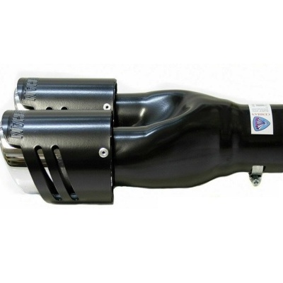 Escape automóvel preto com detalhes cromados e etiqueta branca