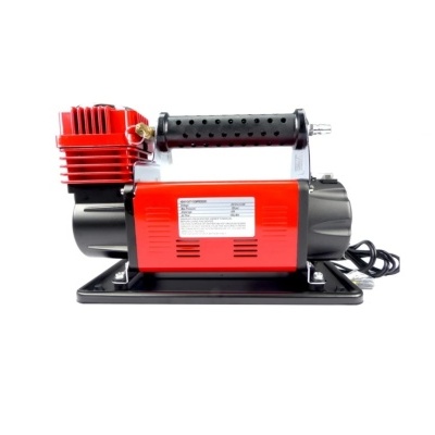 Compressor de ar portátil vermelho e preto com alça e etiqueta branca