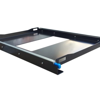 Estrutura metálica preta retangular com alinhadores azuis