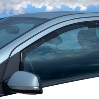 Janela e retrovisor de carro cinza metálico com céu refletido no vidro