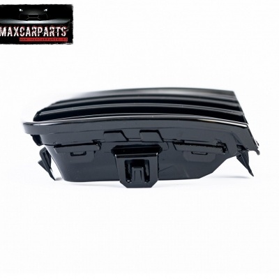 Peça automóvel preta com lâminas horizontais e encaixe inferior sobre fundo branco