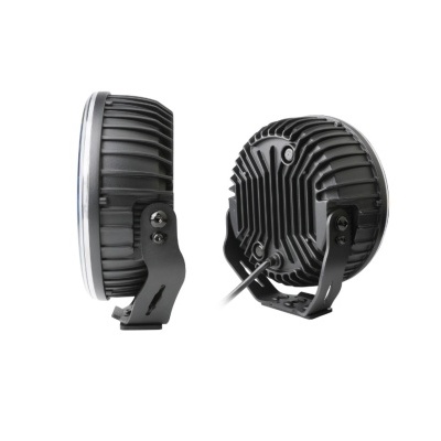 Par de faróis redondos de LED com corpo metálico preto e dissipadores de calor