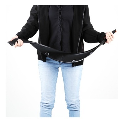 Pessoa com faixa elástica preta em fundo branco